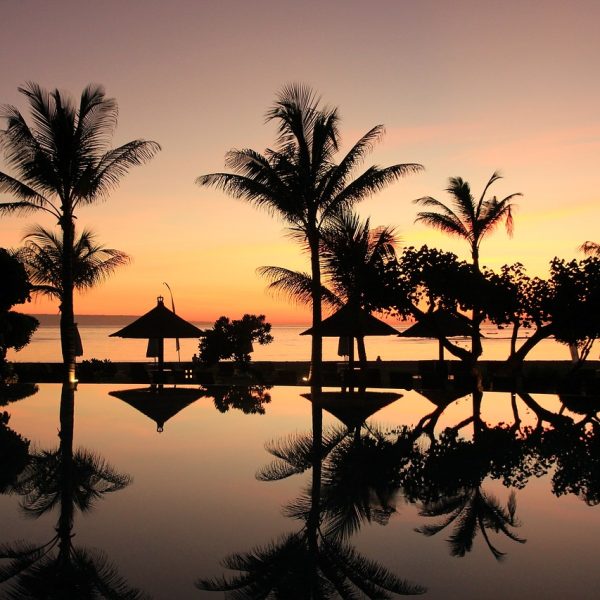 Coucher de soleil à Bali, illustrant le massage balinais au Centre Naxane, un modelage de 60 minutes pour une détente, un drainage et une tonification du corps.