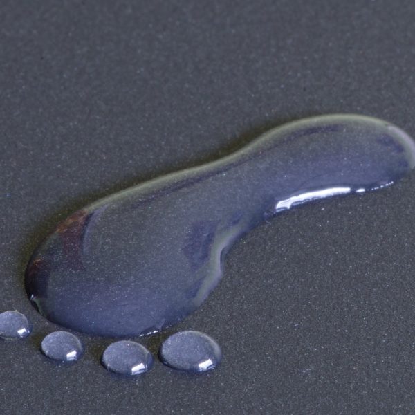 Goutte d’eau formant une empreinte de pied, symbolisant le modelage des pieds au Centre Naxane, un soin relaxant pour apaiser et revitaliser les pieds fatigués.