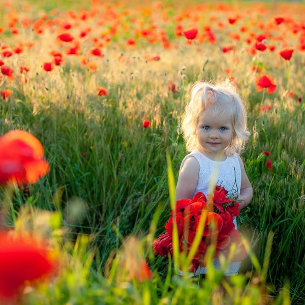 Enfant tenant des fleurs, symbolisant la douceur du soin Pitchoune au Centre Naxane. Un soin relaxant de 1h pour enfants avec spa et modelage de 15 minutes.