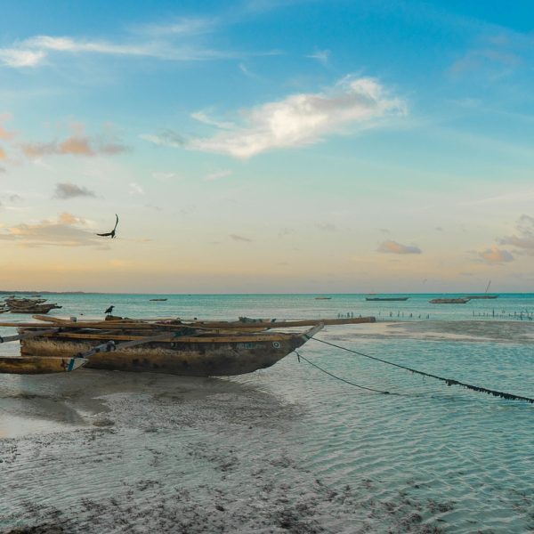 Plage à Zanzibar représentant le modelage Zanzibar au Centre Naxane, un soin de 60 minutes combinant des techniques afro et hindou pour une relaxation profonde et un bien-être complet.
