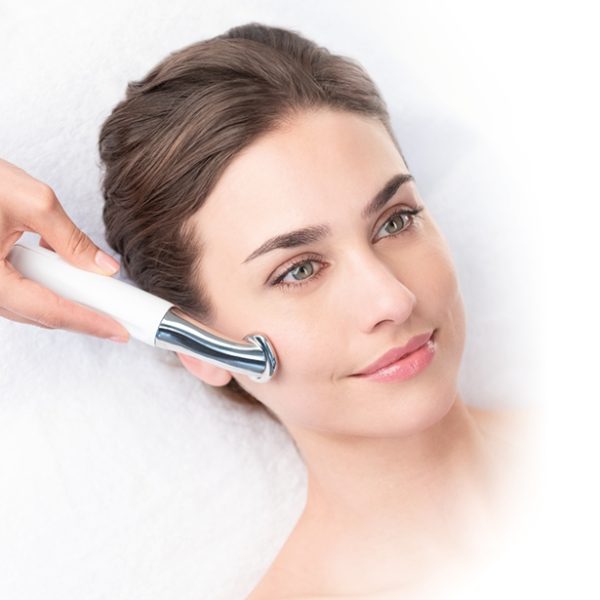 Femme recevant le soin HydraClean au Centre Naxane. Soin nettoyant profond du visage, idéal pour purifier la zone T et raviver l’éclat de la peau.