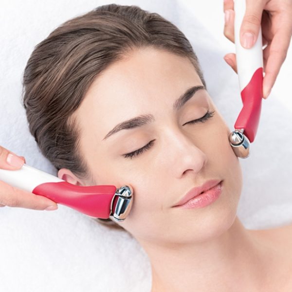Femme recevant le soin Hydradermie Jeunesse au Centre Naxane. Ce soin anti-âge rajeunit et embellit la peau en stimulant l’énergie cellulaire.