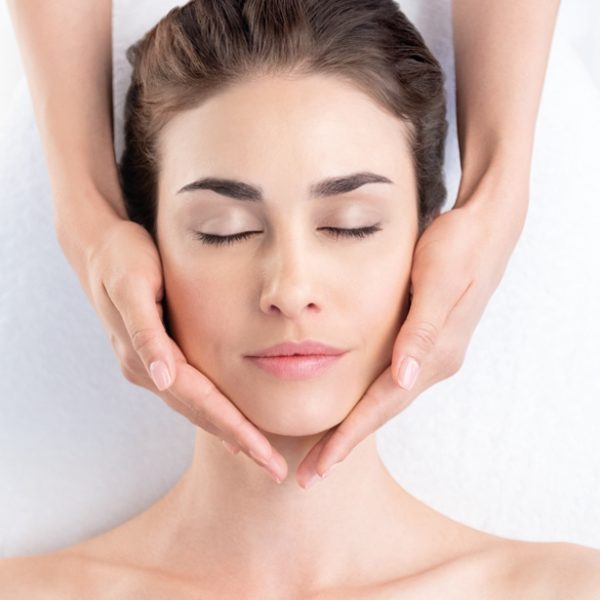 Femme recevant le soin Détoxygène au Centre Naxane. Ce soin élimine les toxines et réoxygène la peau pour un teint purifié et éclatant.