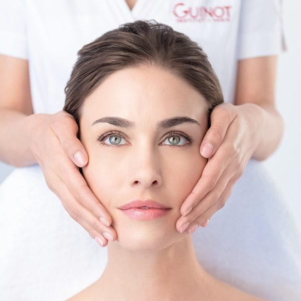 Femme recevant le soin Équilibre Pureté à l’Institut Naxane pour rééquilibrer et purifier la peau