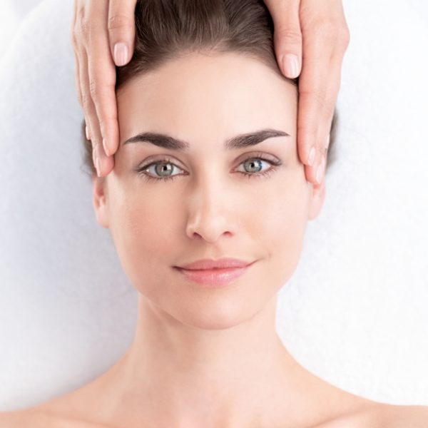 Femme bénéficiant d’un soin Eye Lift pour rajeunir le regard à l’Institut Naxane à La Grand-Croix