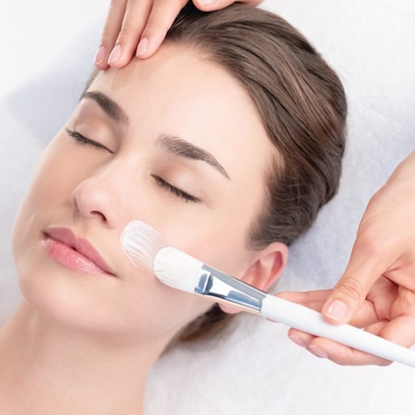 Femme recevant un soin Hydra Peeling à l’Institut Naxane, rénovateur de peau pour un teint éclatant et rajeuni.