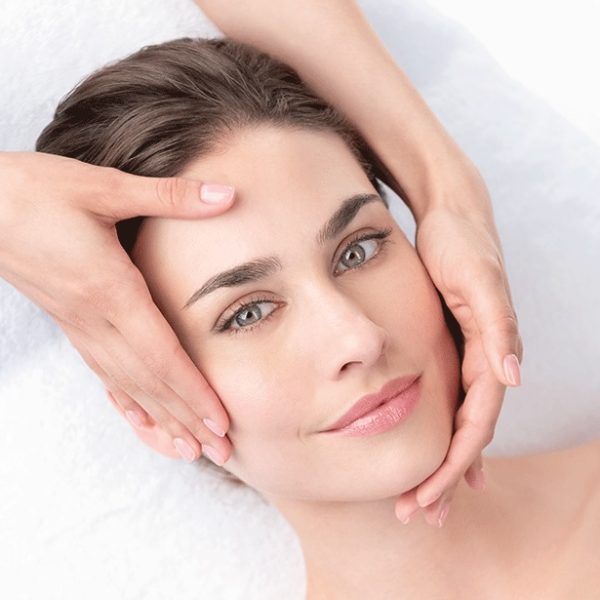 Femme recevant un soin Hydra Summum pour repulper et hydrater la peau à l’Institut Naxane