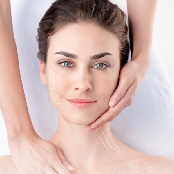 Femme recevant un soin LiftSummum à l’Institut Naxane, un traitement raffermissant et lissant pour un effet lifting immédiat et visible.